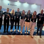 צילום קבוצתי של כל צוות קליקפרס שנכח בכנס הווב והדיגיטל 2025 לפני תחילת האירוע.