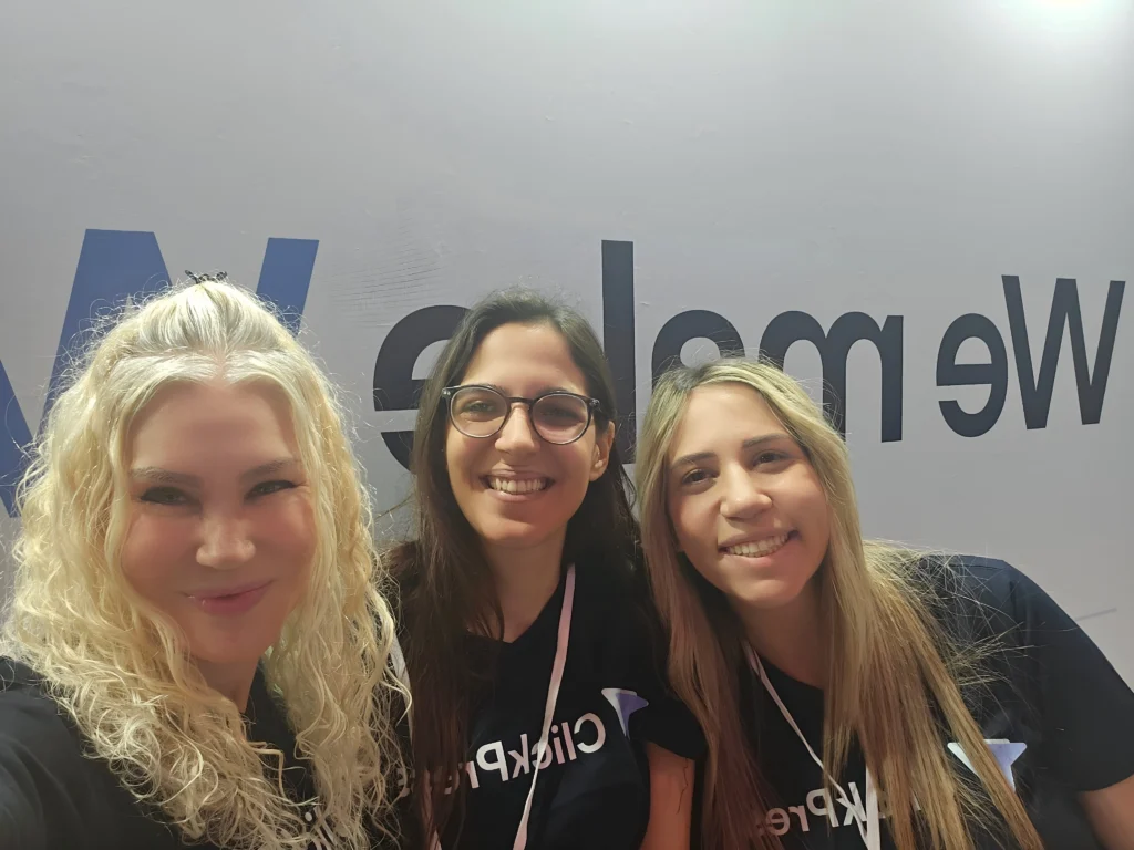 צוות קליקפרס מחייכים ומתרגשים בתחילת כנס הווב והדיגיטל 2025